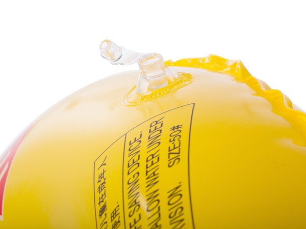 Mazs piepūšamais ritenis, lai bērns varētu peldēties baseina ūdenī.