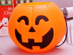 Seau d'halloween contenant des bonbons à la citrouille grand format