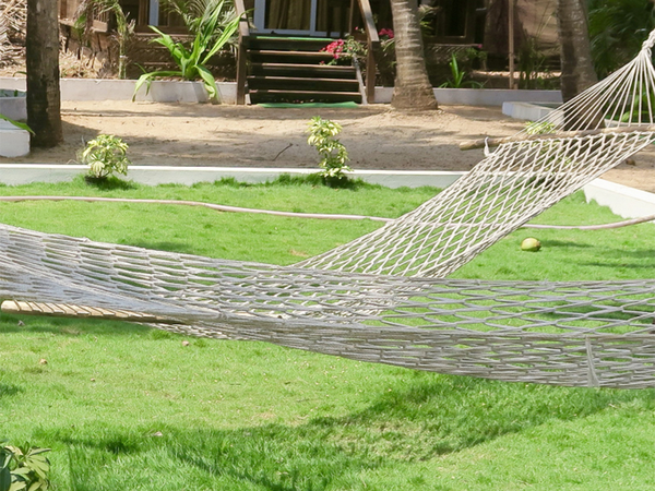 Hamac de jardin corde filet bois croisillons boho tressé blanc