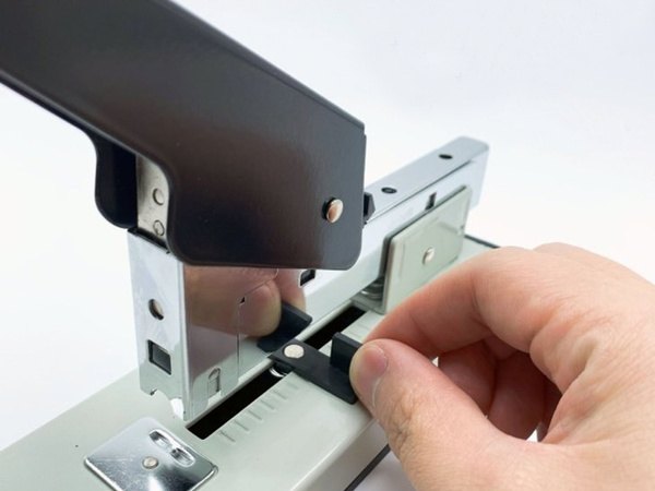 Kontoriklammerdaja suur tugev metallist 100 lehte