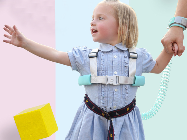 Gyermekek számára kifejlesztett biztonsági öv, amely megakadályozza a szökést és az elveszést, állítható