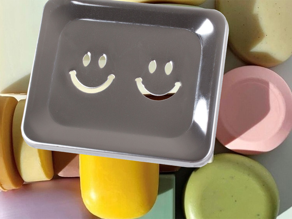 Metallist seebitaldrik vannitoa riiulil