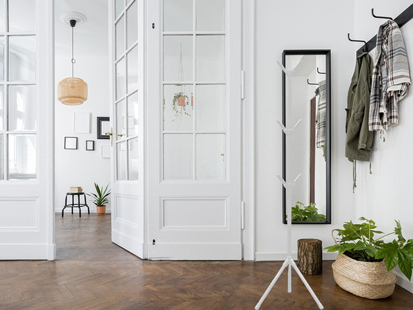 Podlahový stojan na oděvy bundy podlahový stojan kovový bílý