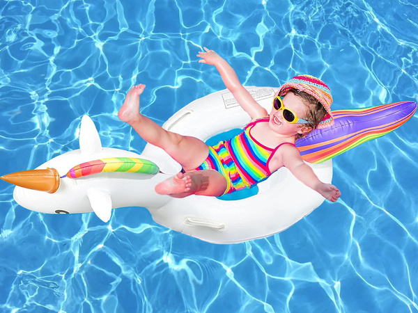 Bebé unicornio rueda inflable para nadar en el agua de la piscina
