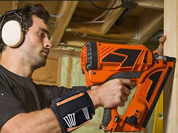 Magnetinė apyrankė, skirta prisukamiems vinių įrankiams, stiprus riešas