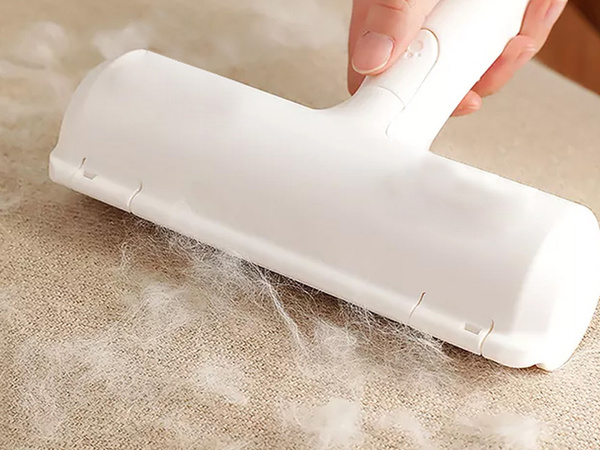Brush roller roller for cleaning off dog hair