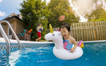 Bebé unicornio rueda inflable para nadar en el agua de la piscina