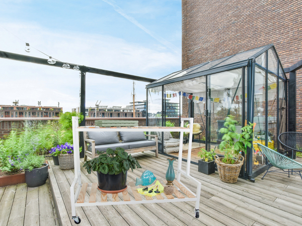 Dřevěný záhon pro hrnkové květiny dvoupatrový regál na kolečkách terasa