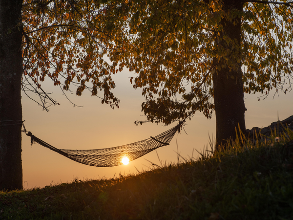 Garten hängematte seil netz hölzerne querbalken boho geflochten weiss