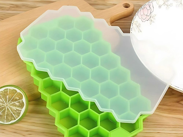 Molde para hielo de silicona, recipiente con capacidad para 37 cubitos, forma hexagonal.