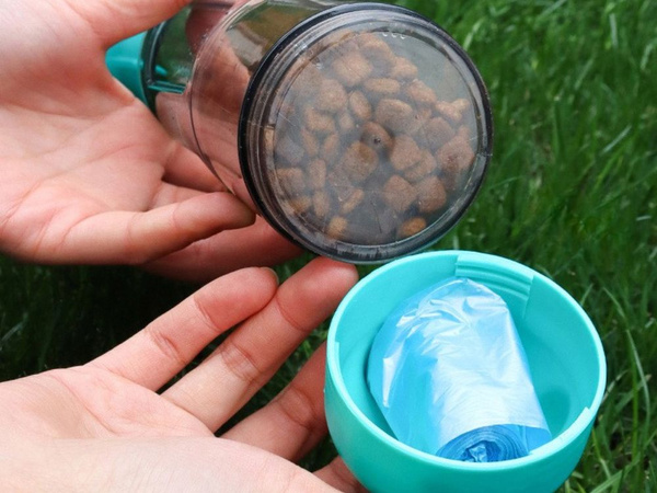 Palackos etető vízadagoló kutyák és macskák számára tálca etetőzsákokkal 300 ml