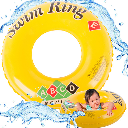 Маленький надувной круг, чтобы ваш ребенок мог плавать в воде бассейна