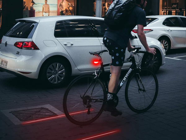 Zadné svetlo na bicykli 5 viedlo laserovú líniu zadného cestného svetla