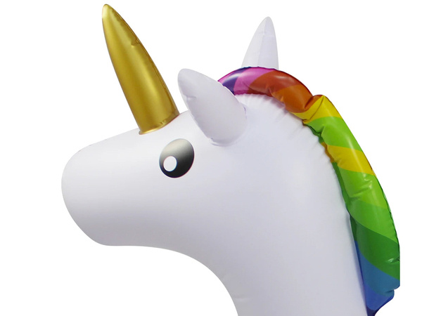 Bebé unicornio rueda inflable para nadar en el agua de la piscina