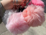 Llavero bolso pompon peluche